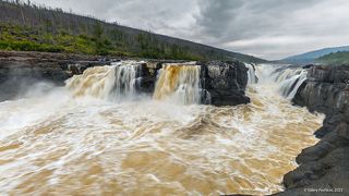 02 На фото вода достаточно большая, однако в период таяния снегов расселины в скале полностью заполняются водой