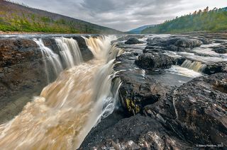 01 Эффектным украшением Большого Курейского водопада является протяжённый базальтовый разлом, в который вода падает с двух сторон многочисленными струями
