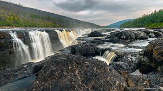 02 Разлом расположен рядом с основным потоком и окружён ручьями, бегущими к нему по скале
