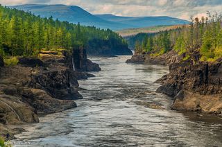 02 Тропа вьётся над левым краем скального каньона Курейки и с неё открывается множество прекрасных видов на каньон и ущелье реки