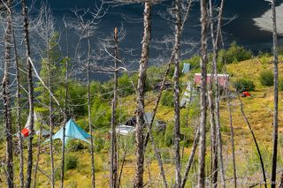 01 Более 2-х недель каждое утро на плато Путораны начиналось у нас здесь, на базе Владимира Коваля, расположенной рядом со слиянием рек Курейка и Яктали. И могу смело утверждать, что у меня никогда не было затруднений, чем бы заняться там…