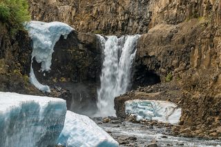 03 Белоснежная вода, рыжие скалы и голубой лёд порой складываются здесь в удивительное целое