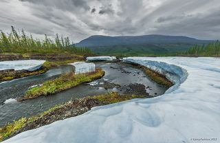 02 Поснимав нижнюю ступень водопада, мы отправились вверх по обширным наледям