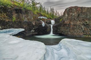 03 Верхняя ступень водопада ночью получилась особенно медитативной