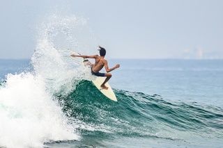 Серферы резвятся на пляже Хиккадувы. Шри-Ланка