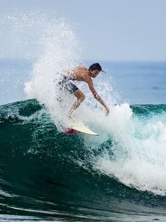 Серферы резвятся на пляже Хиккадувы. Шри-Ланка