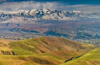 Вид на долину и Чаткальский хребет