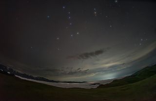 Вдали под ковром из облаков сияет Кутаиси