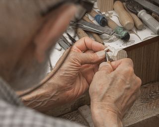 Процесс резьбы по дереву