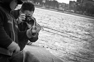 Съемка ловли корюшки на берегу Невы. Георгий за пару минут нашел общий язык с рыбаками и они стали охотно ему позировать...