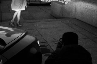 Но какая может быть корюшка, если такие ножки освещены светом фар от припаркованных на набережной автомобилей...