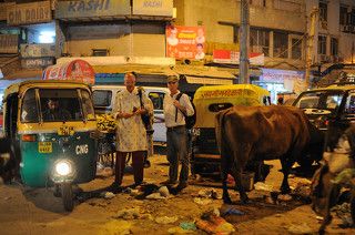 Некоторые туристы одеваются на местных базарах за несколько зеленых, что бы проникнуться еще больше \