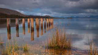 Озеро Pedder. День начался с дождя и был довольно мрачным, но вдруг выглянуло солнышко и настроение сразу изменилось.
