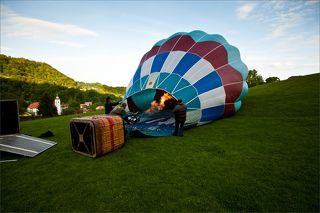 Всё начинается вот так - банально, немного скучнои и даже немножко грязно ... Интересно, что воздушный шар (тепловой, в частности) — это летательный аппарат, который приходится собирать перед каждым стартом. В базовый комплект аэростата входят: оболочка, плетеная гондола со стойками, блок газовых горелок со шлангами или одиночная горелка, баллоны газовые емкостью до 60 л с ремнями крепления, вентилятор для предварительного наполнения оболочки холодным воздухом, приборное оборудование и, конечно же, автомобиль для транспортировки и сопровождения в полете.