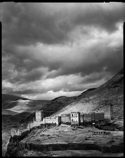 О крепости Хертвиси, на юге Грузии, осталось не так много сведений. Возникла крепость в античную эпоху, примерно четвертый век до н.э. В двеннадцатом веке Хертвиси разрослась до целого города. Множество раз была уничтожена врагами, в том числе Александром Македонским и татаро-монголами.