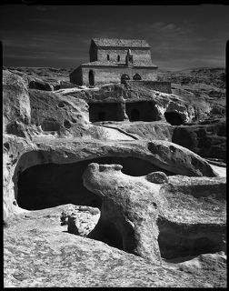 Древнейший пещерный город Грузии Уплис-цихе, некоторое время бывший ее столицей. В период расцвета включал более семиста пещер и сооружений. Окончательно был покинут людьми в девятнадцатом веке.