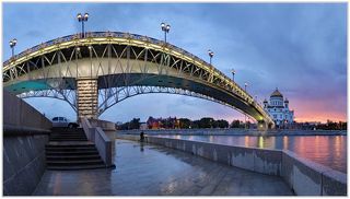 молодые люди наблюдающие вместе со мной за этой красотой