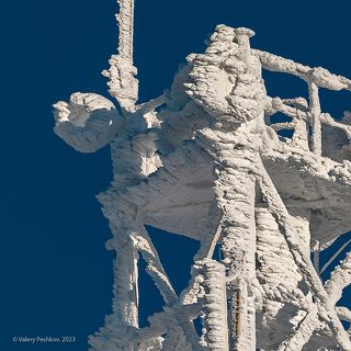 01 Сибирские ветра, метели и морозы порой превращают обычные металлоконструкции в предмет для любования…