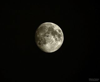 Луна и самолёт