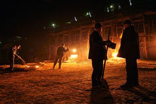 Мне дали посмотреть на кипящую в печи сталь через синее стёклышко. Завораживает, особенно вместе с пониманием температуры в печи.