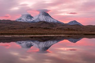 Вид с озера в Долине Великанов на вулканы Ключевская сопка, Камень и Безымянный