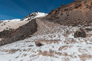 01 Небольшой репортаж из ставшей опять традиционной апрельской поездки в Приэльбрусье. На заднем плане – стация маятниковой канатной дороги «Мир»