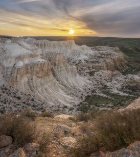 Весенний рассвет над каньоном Шакпактысай