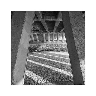 мост . тени . снег