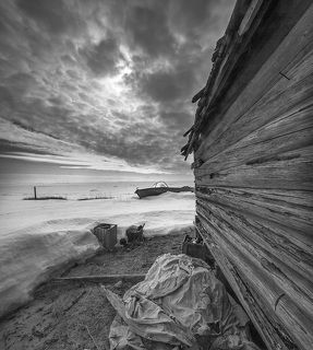 Терский берег Белого моря напрочь забыт нынешней властью. Каждый выживает, как может. Некогда богатый (прежде всего рыбой) край выглядит заброшенно и уныло...