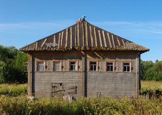 В деревне сохранилось несколько старых изб