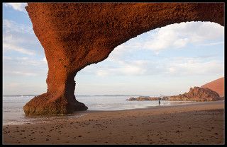 Тогда песчаник приобретает поистине фантастический вид- он загорается красным огнем, и все побережье преображается и сверкает удивительными красками.