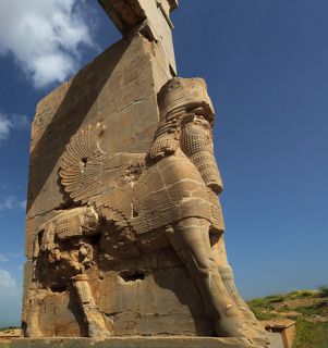 у персидских быков 4 ноги, а не 5, как у ассирийских