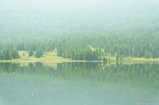 Утренняя дымка и безупречная гладь озера порождают удивительно нежные сочетания форм и красок.