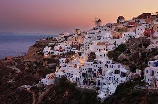 Ия. Городок, который, судя по маркетологическим заявлениям турагенств, славится своими закатами. И, действительно, каждый вечер сюда стекаются толпы туристов для того, чтобы посмотреть, как солнечный диск скучновато заползет за близлежащий остров.