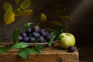 Фотосерия с тарелкой слив и яблоком
