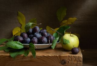 Фотосерия с тарелкой слив и яблоком