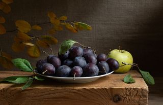 Фотосерия с тарелкой слив и яблоком