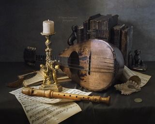 С подсвечником и мандолиной