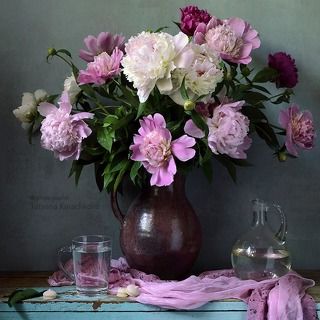 С пионами и графином с водой