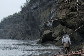 Ледовые берега высотою с 5ти этажный дом, довольно опасные места для поиска бивня мамонта, но быстрые деньги которые можно получить от скупщиков бивня толкают на риск