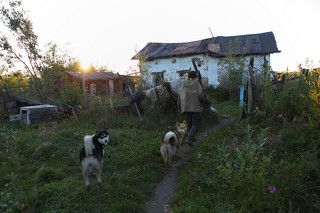 Саня по прозвищу Борода живет один в старом со времен СССР доме на рыбацком участке под названием \