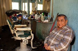 Жанр фото. Брадобрей (г. Ика, Перу)