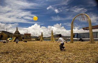 На одном из островов-школа, туда свозят деток из ближайших островков. В футбол играть не очень удобно- места маловато)