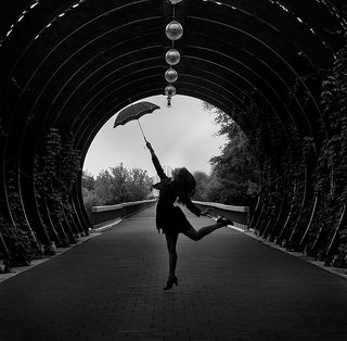 Девушка с зонтом