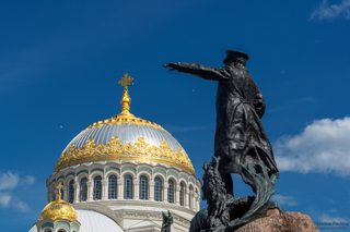 Купол Морского собора и памятник адмиралу С. О. Макарову