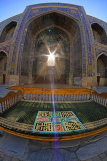 На ковре имена: Омар Хайям, Авиценна, Бируни, Разес