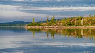 01 Берега Курейского водохранилища освещены мягким вечерним светом