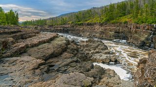 03 Он текут в окружении фактурных, вылизанных водой скал