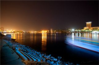 Набережная в сиянии тысяч огней притягивает взор...