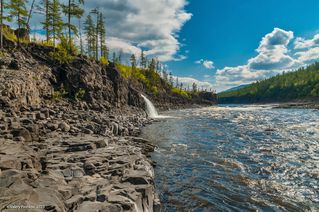 02 Фактурные скалы и бурные перекаты добавляют гармонии в картину